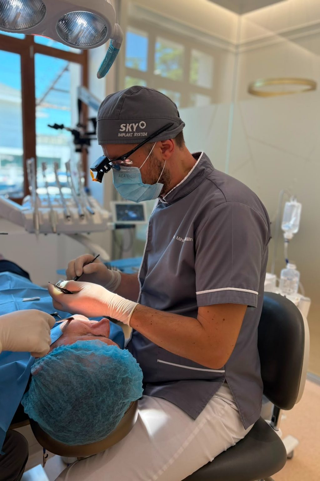 Implant dentar sub lupe chirurgicale în clinica LDent Bacău