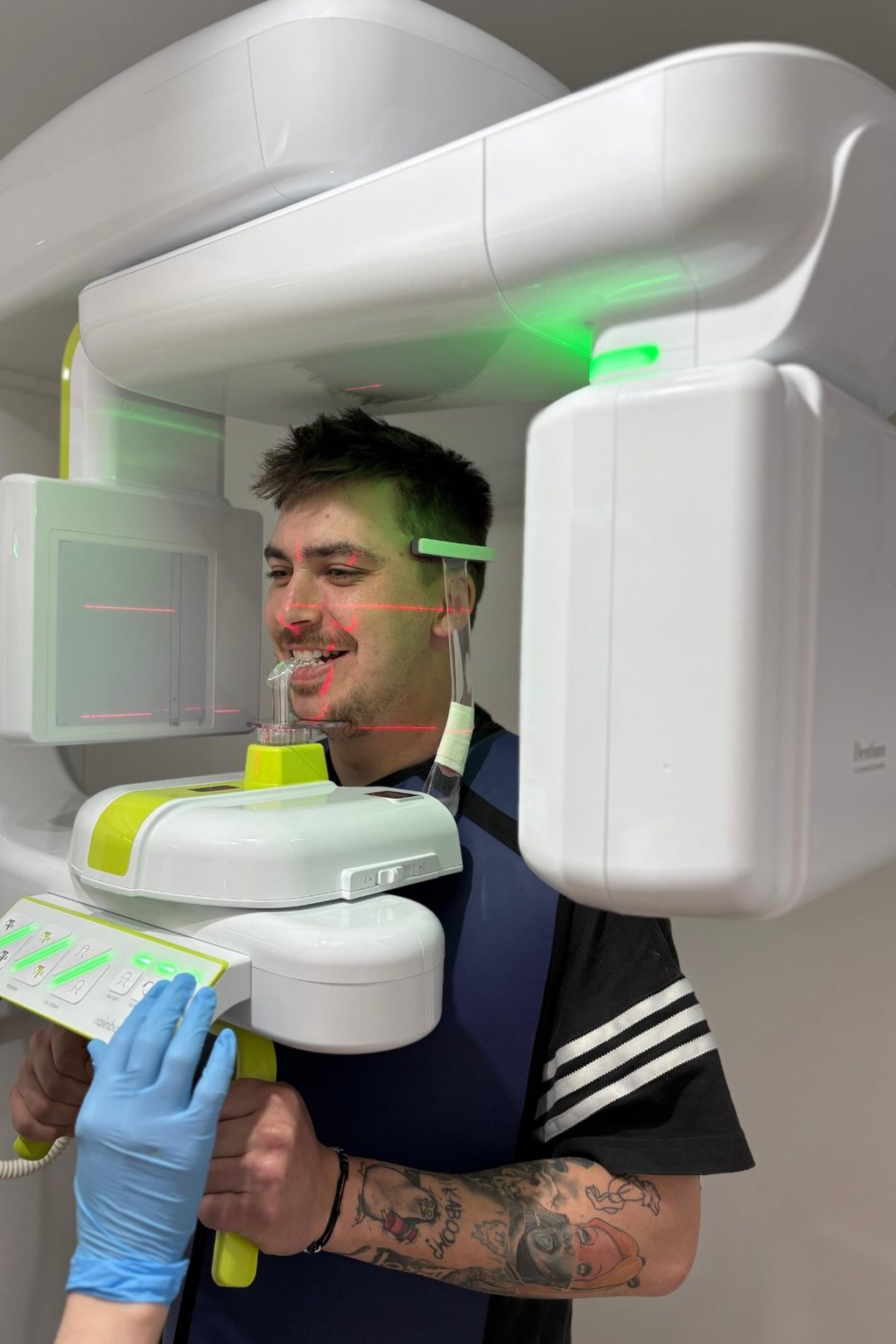 Pacient la tomograful dentar CBCT în clinica LDent Bacău